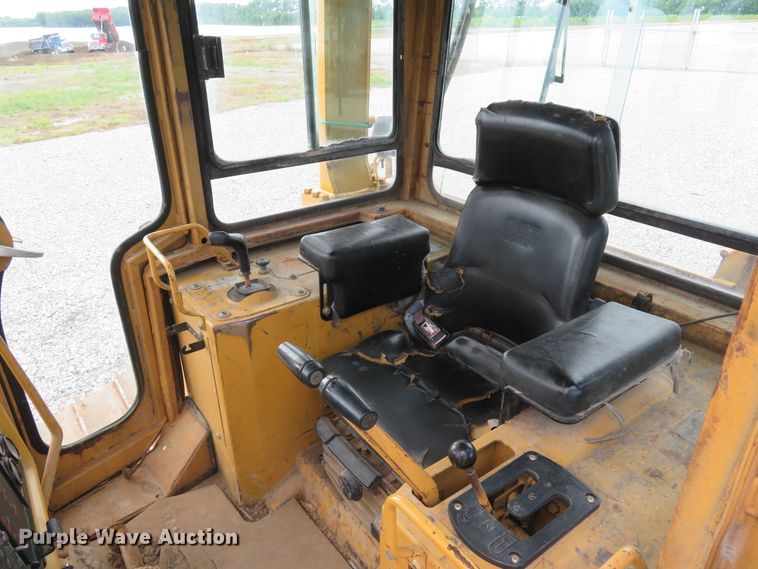 image for item DE8198 1996 Caterpillar D4H LGP dozer