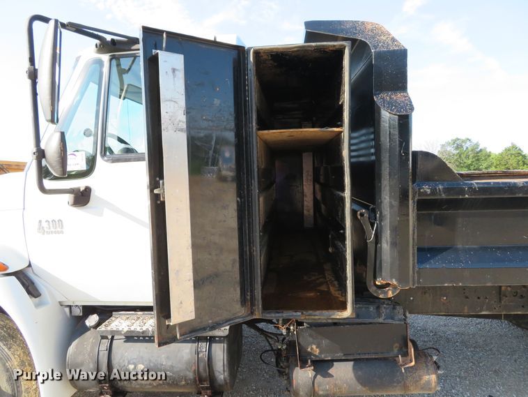 image for item DE8201 2006 International 4300 dump truck
