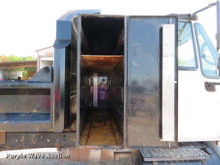 image for item DE8201 2006 International 4300 dump truck
