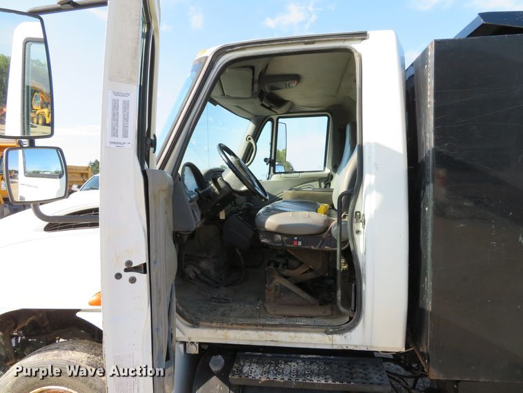 image for item DE8201 2006 International 4300 dump truck