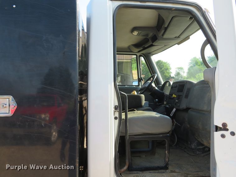 image for item DE8201 2006 International 4300 dump truck