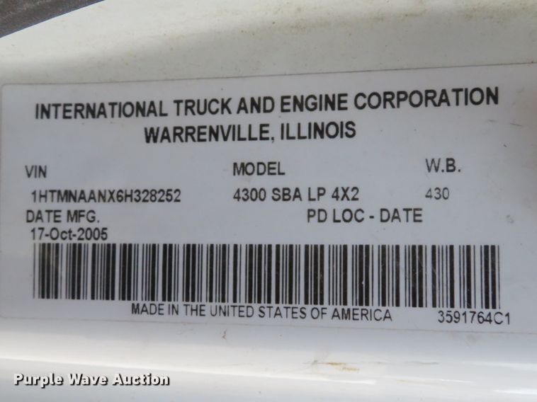 image for item DE8201 2006 International 4300 dump truck