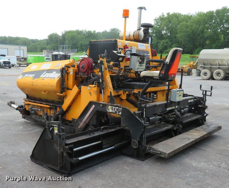image for item DE8233 2014 Lee Boy 8510C paver