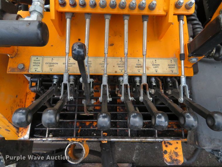 image for item DE8233 2014 Lee Boy 8510C paver