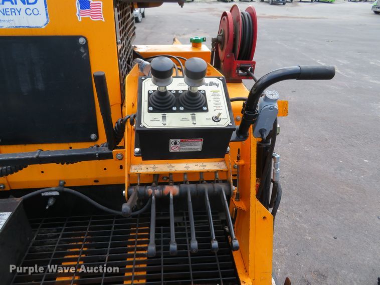 image for item DE8233 2014 Lee Boy 8510C paver