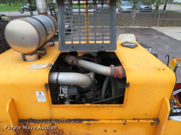 image for item DE8233 2014 Lee Boy 8510C paver