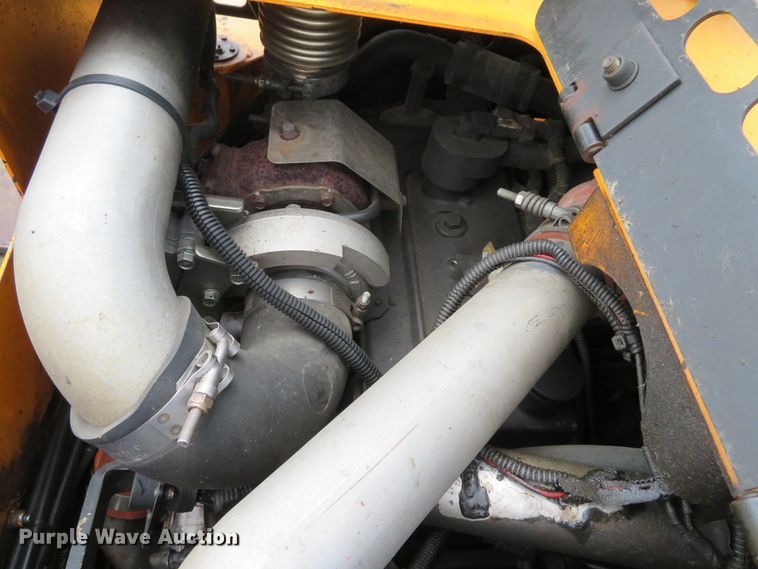 image for item DE8233 2014 Lee Boy 8510C paver