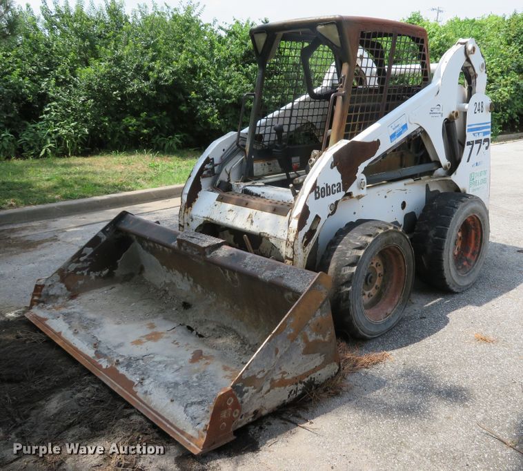 image for item DE8235 2001 Bobcat 773 skid steer