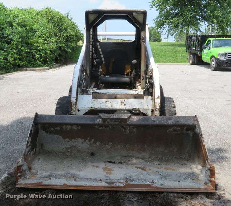 image for item DE8235 2001 Bobcat 773 skid steer