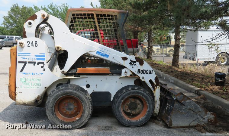 image for item DE8235 2001 Bobcat 773 skid steer