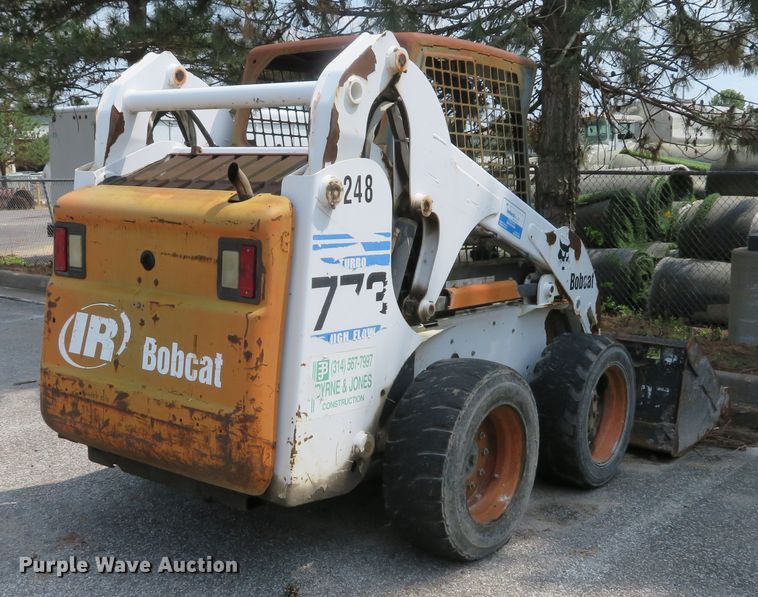 image for item DE8235 2001 Bobcat 773 skid steer