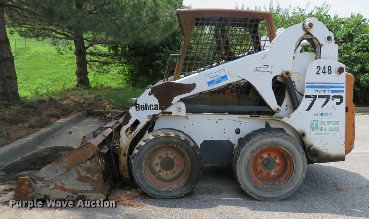 image for item DE8235 2001 Bobcat 773 skid steer