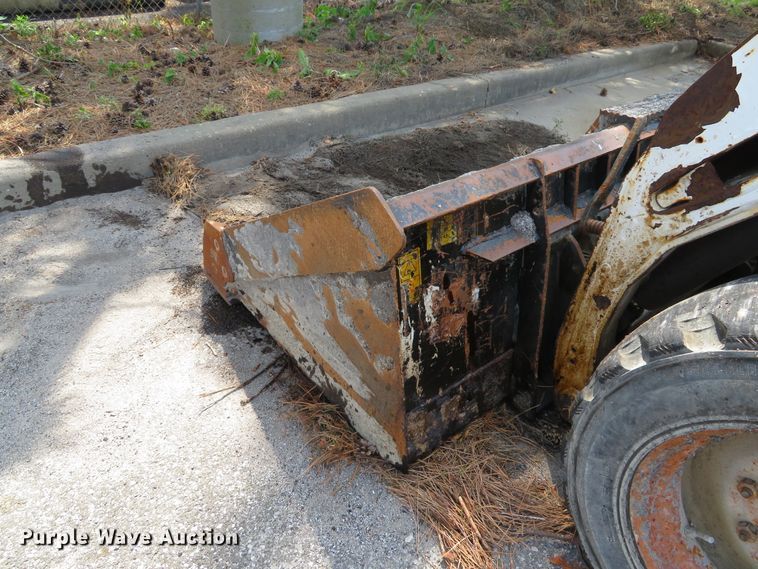 image for item DE8235 2001 Bobcat 773 skid steer
