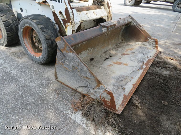 image for item DE8235 2001 Bobcat 773 skid steer