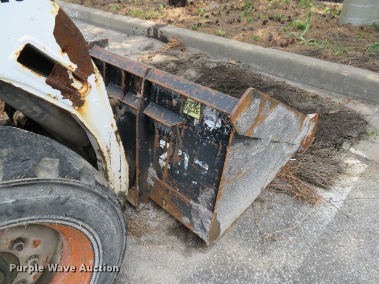 image for item DE8235 2001 Bobcat 773 skid steer