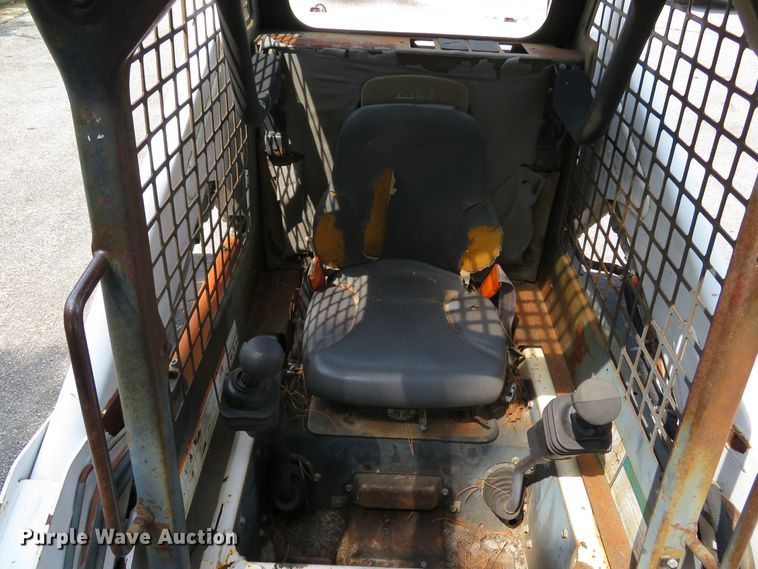 image for item DE8235 2001 Bobcat 773 skid steer