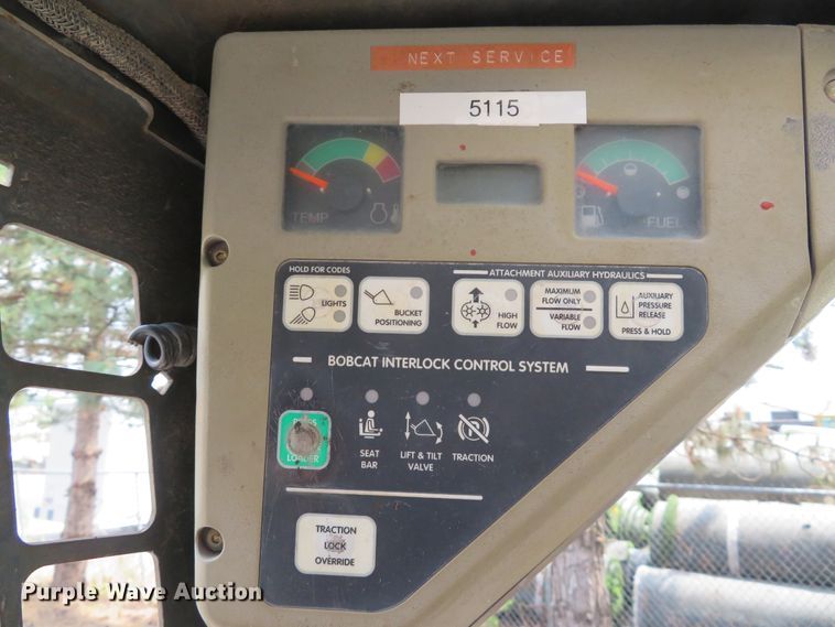 image for item DE8235 2001 Bobcat 773 skid steer