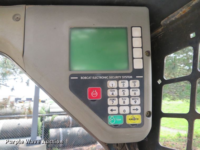 image for item DE8235 2001 Bobcat 773 skid steer