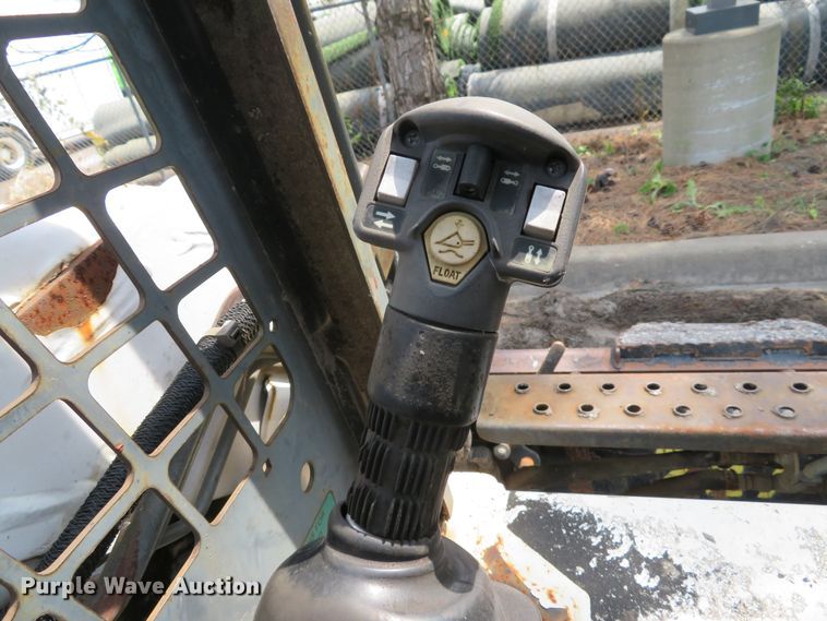 image for item DE8235 2001 Bobcat 773 skid steer