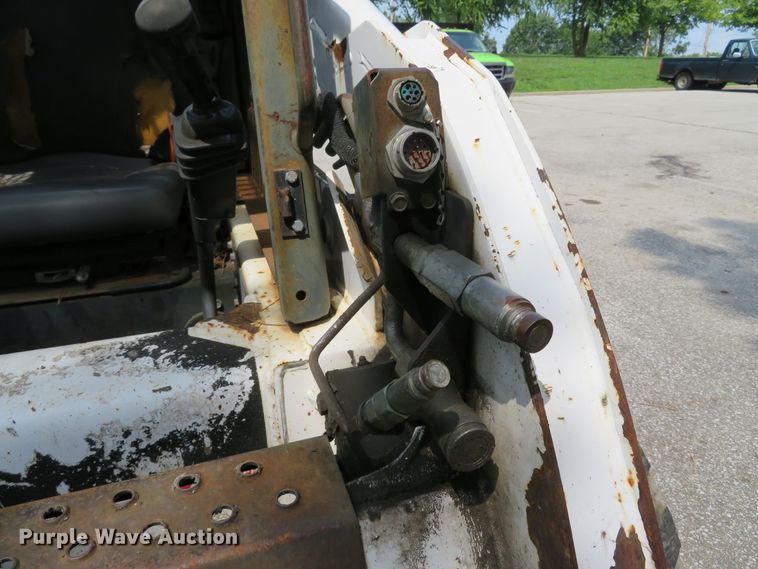 image for item DE8235 2001 Bobcat 773 skid steer