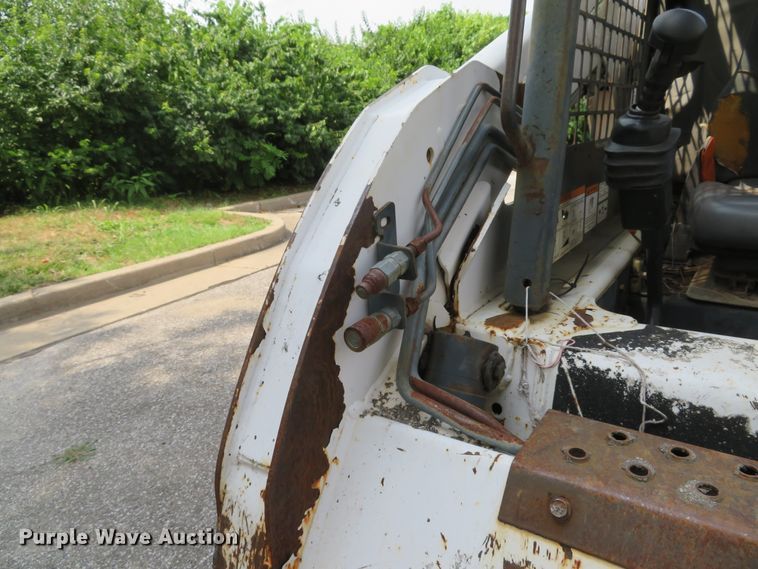 image for item DE8235 2001 Bobcat 773 skid steer