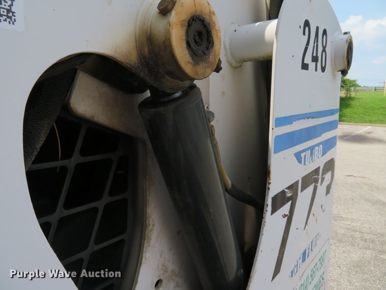 image for item DE8235 2001 Bobcat 773 skid steer