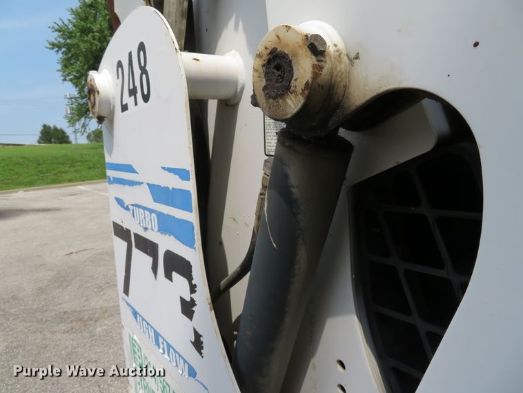 image for item DE8235 2001 Bobcat 773 skid steer