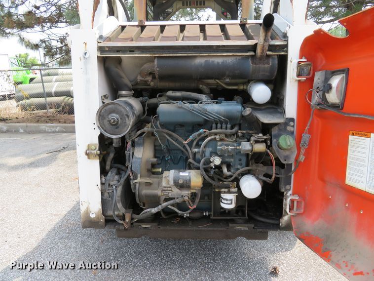 image for item DE8235 2001 Bobcat 773 skid steer