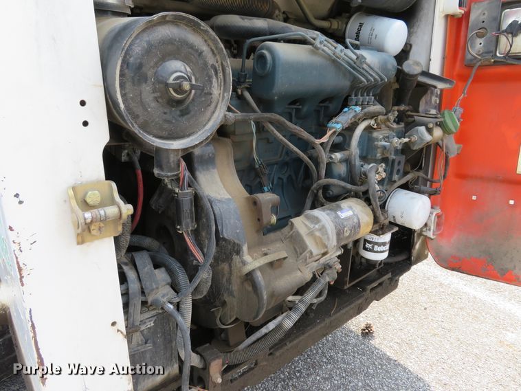 image for item DE8235 2001 Bobcat 773 skid steer