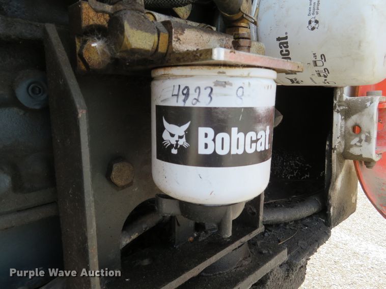 image for item DE8235 2001 Bobcat 773 skid steer