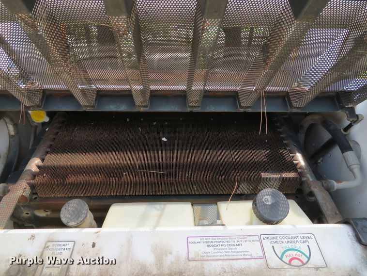 image for item DE8235 2001 Bobcat 773 skid steer