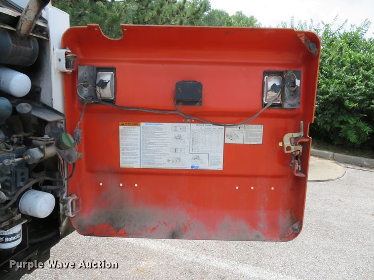 image for item DE8235 2001 Bobcat 773 skid steer