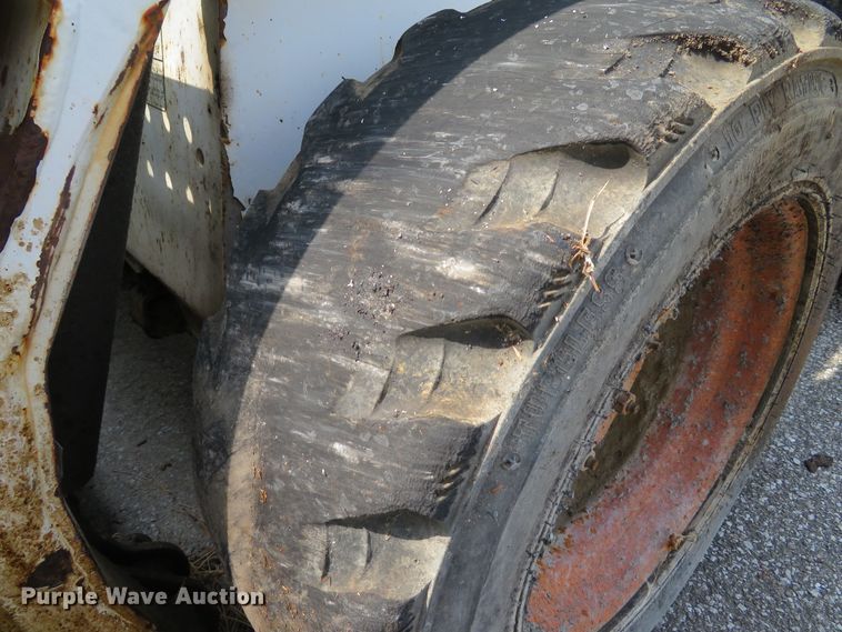 image for item DE8235 2001 Bobcat 773 skid steer