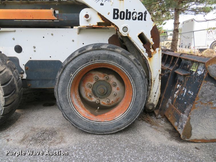 image for item DE8235 2001 Bobcat 773 skid steer