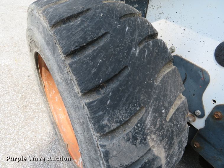 image for item DE8235 2001 Bobcat 773 skid steer