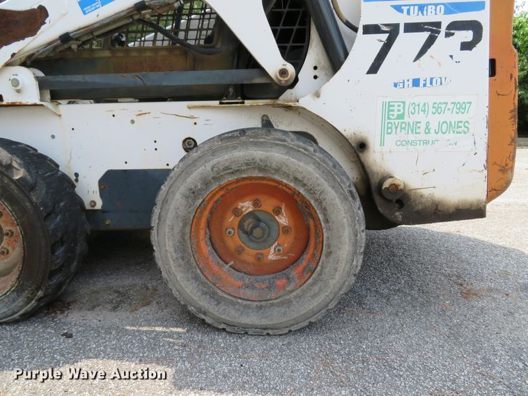 image for item DE8235 2001 Bobcat 773 skid steer