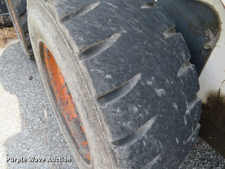 image for item DE8235 2001 Bobcat 773 skid steer