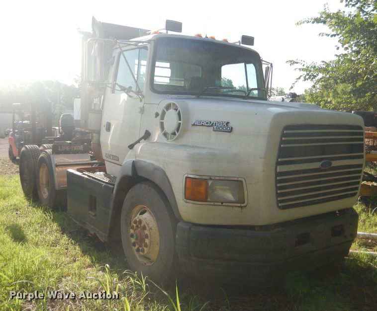 image for item DF2136 1995 Ford Aeromax L9000 semi truck