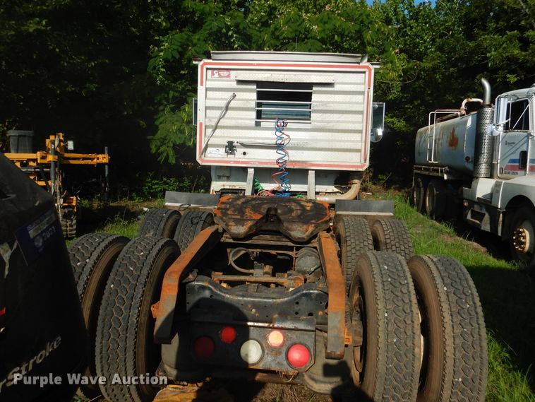 image for item DF2136 1995 Ford Aeromax L9000 semi truck