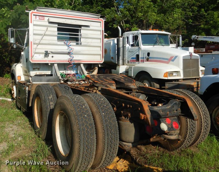 image for item DF2136 1995 Ford Aeromax L9000 semi truck