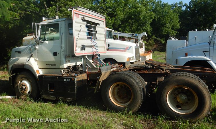 image for item DF2136 1995 Ford Aeromax L9000 semi truck