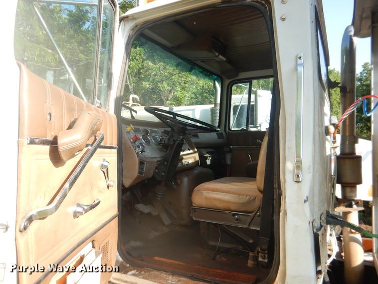 image for item DF2136 1995 Ford Aeromax L9000 semi truck