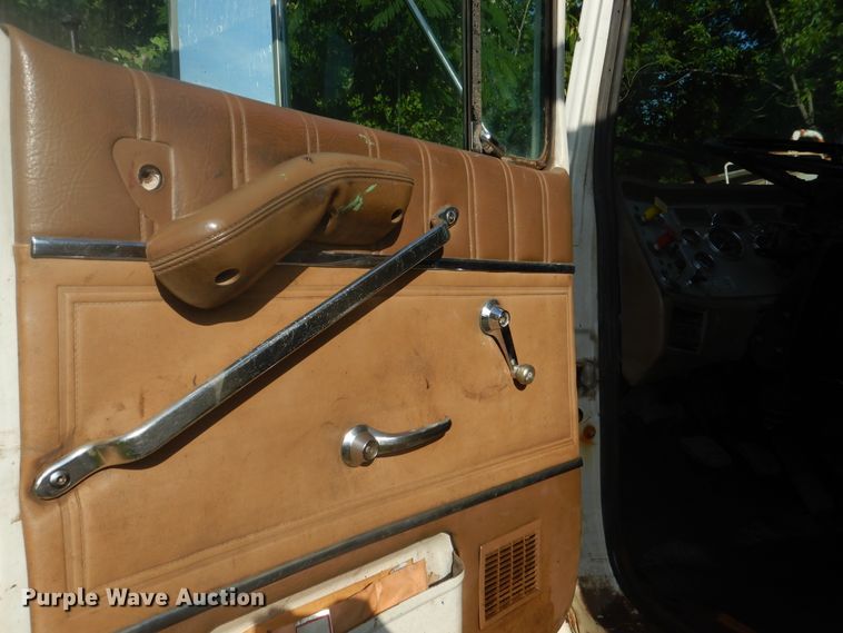 image for item DF2136 1995 Ford Aeromax L9000 semi truck