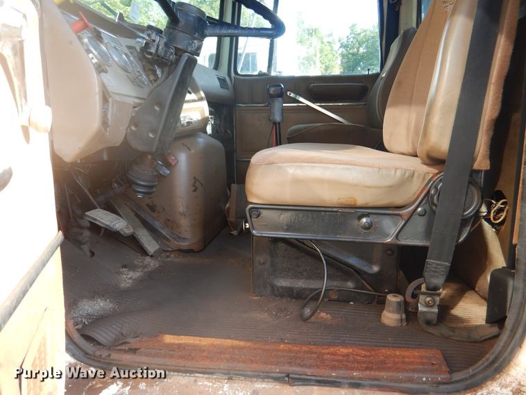 image for item DF2136 1995 Ford Aeromax L9000 semi truck