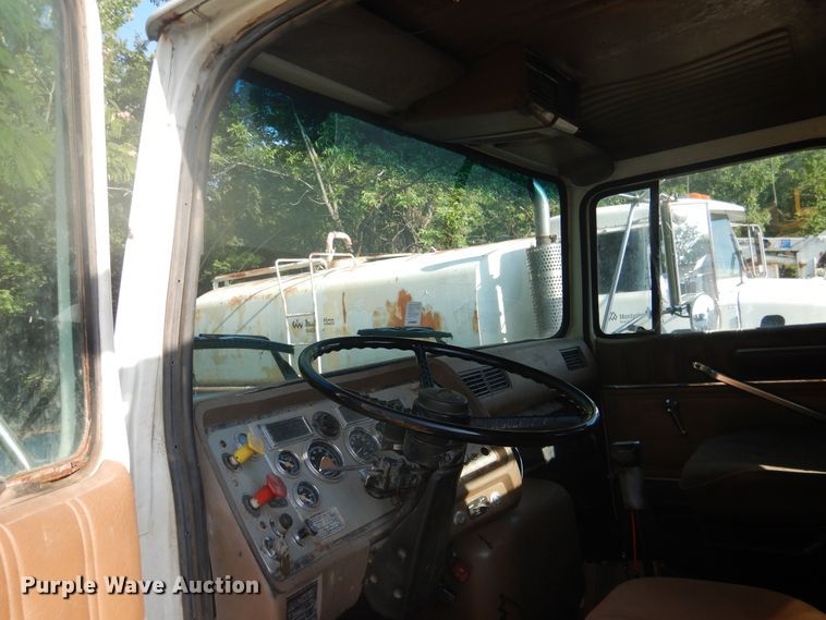 image for item DF2136 1995 Ford Aeromax L9000 semi truck