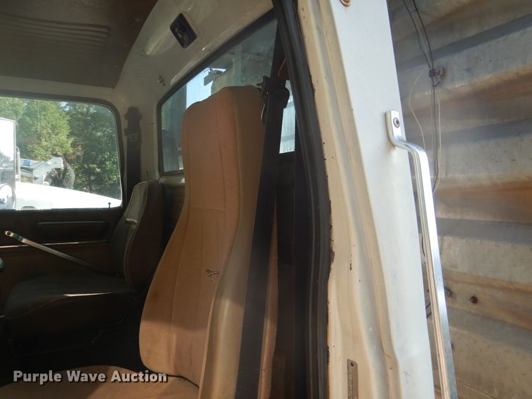 image for item DF2136 1995 Ford Aeromax L9000 semi truck