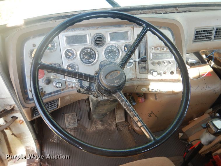 image for item DF2136 1995 Ford Aeromax L9000 semi truck