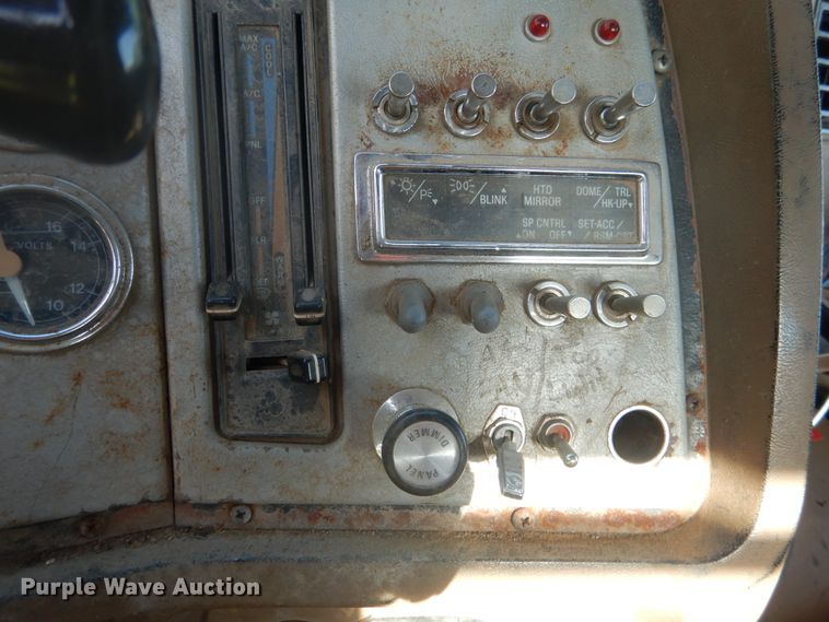 image for item DF2136 1995 Ford Aeromax L9000 semi truck