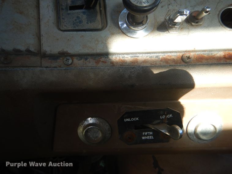 image for item DF2136 1995 Ford Aeromax L9000 semi truck