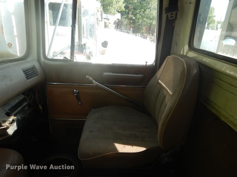 image for item DF2136 1995 Ford Aeromax L9000 semi truck